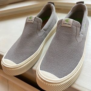 Cariuma Ibi Slip On Light Grey Knit Sneaker womens size 8